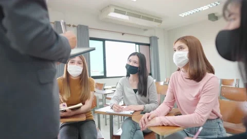 A teacher with a tablet teaches students in the classroom at the university. Stock-Footage 147957137