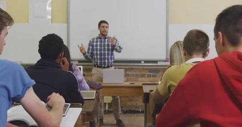 Teacher talking at his high school class Video stock 124992369