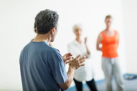 Teacher talking to students in acting class Stockfoto's