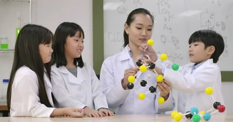Teacher Teaching Children Molecular Structure in Science Lesson. Stock Footage 153577849