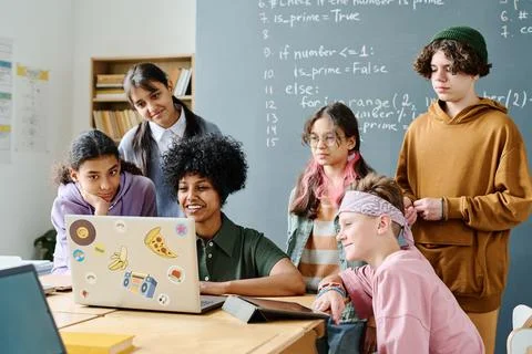 Teacher teaching IT to students Foto stock