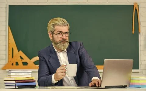 Teacher teaching programming language. Teacher at classroom. Watch video for Foto stock