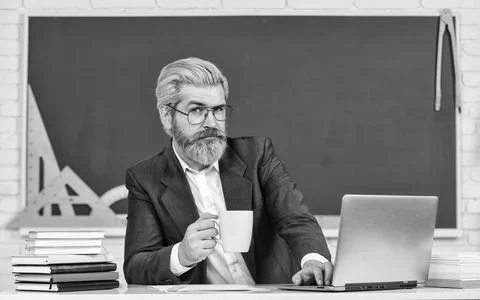 Teacher teaching programming language. Teacher at classroom. Watch video for Foto stock