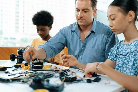 Teacher teaching students to coding robotics car in STEM class. Edification. Foto stock