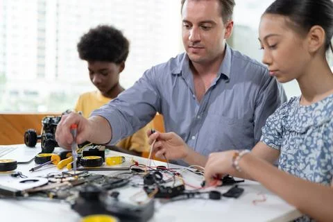 Teacher teaching students to coding robotics car in STEM class. Edification. Foto stock