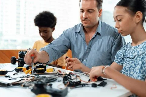Teacher teaching students to coding robotics car in STEM class. Edification. Foto stock