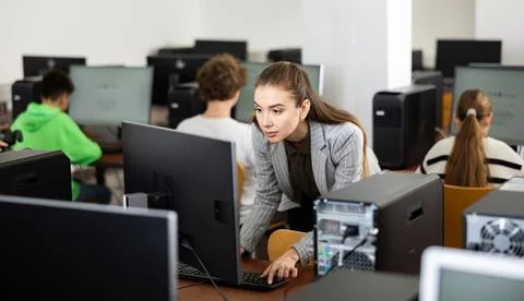 Teacher using computer in classroom Stockfoto's