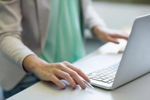 Teacher using laptop in library Foto stock