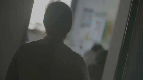 Teacher is walking into class Vidéo 100978829