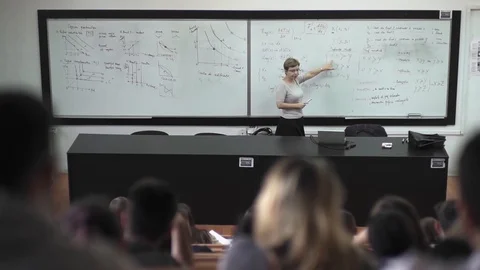 Teacher at White Board Explaining Class Room Full Students Vídeo Stock 127614781