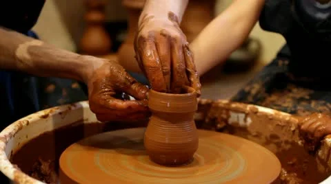 Teaches the child how to make a pot Video stock 15790002