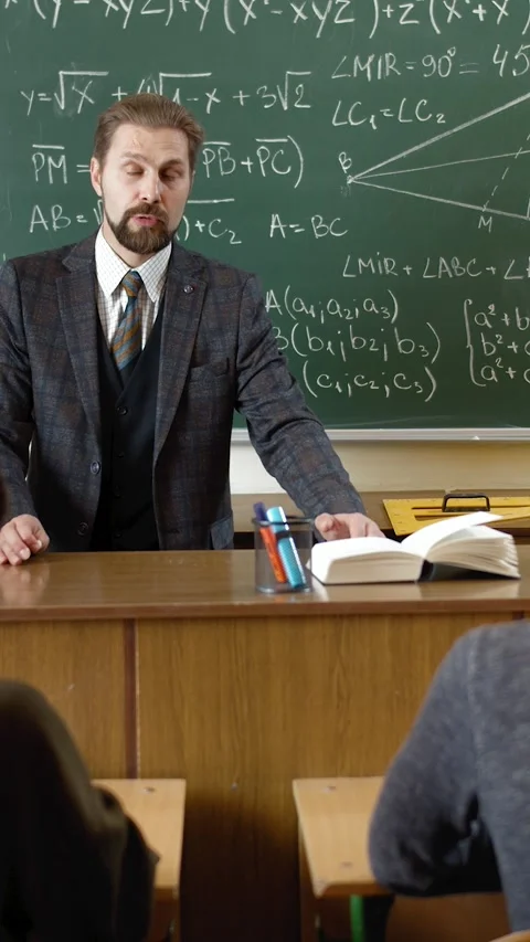 Teaching Math in a Classroom Video stock 322652571