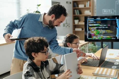 Teaching Programming Skills to Young Students in Classroom Foto stock