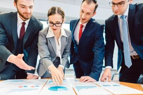 Team analyzing financial data in charts on a table Foto stock