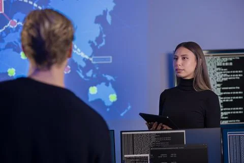 Team analyzing global cybersecurity data on advanced systems in monitoring Stock-Fotos