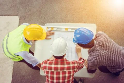 Team of Architect engineer planning group project partners meeting at site 库存照片