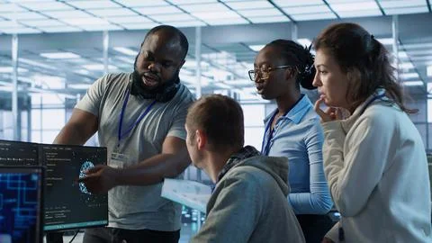 Team of artificial intelligence engineers repairing data center systems Stockfoto's