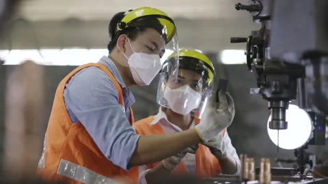Team Asian machine engineers is providing maintenance services for machines 스톡 동영상 150960676