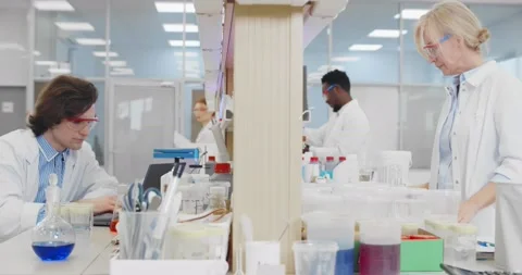 Team of biochemistry scientists developing new virus vaccine in modern 스톡 동영상 152159974