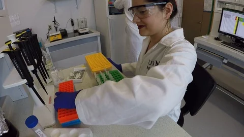 Team of biologist students working on thesis project 스톡 동영상 109316920