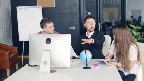 Team brainstorming process. brainstorming in modern office Stock Footage 80375561