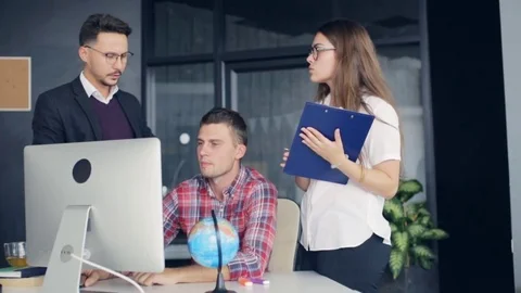 Team brainstorming process in a modern office Stock Footage 81124140