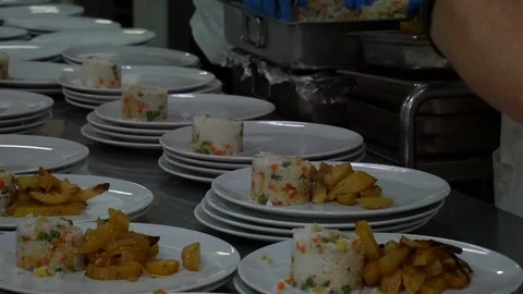 Team of chefs working at the order station in a commercial kitchen Video stock 128358184