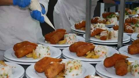 Team of chefs working at the order station in a commercial kitchen Video stock 128359950
