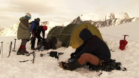 Team of climbers down from the top of mountain Видео 71901520
