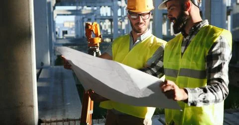 Team of construction engineers working on building site Fotos de archivo