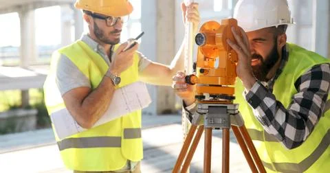 Team of construction engineers working on building site Fotos de archivo