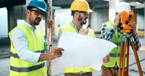 Team of construction engineers working on building site Fotos de archivo