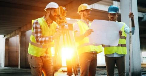 Team of construction engineers working on building site Fotos de archivo