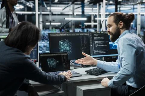 Team of data center admins working on databases supporting AI apps Foto stock