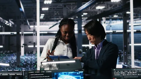 Team of data center engineers using machine learning algorithms Stockbeeldmateriaal 313566643