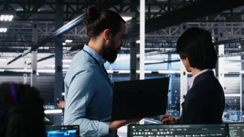 Team of data center engineers using machine learning algorithms Stockbeeldmateriaal 313566686