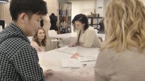 A team of designers creates clothes in the sewing studio 库存影片 90512972