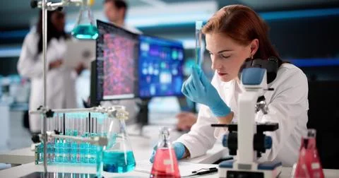 Team Of Diverse Doctors Analyzing Data On Computer Screens In Lab. Stockfoto's