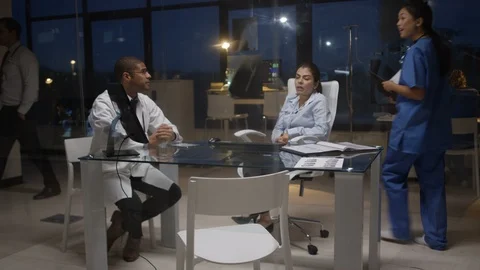 Team of doctors discussing with each other in hospital lab Video stock 106737809