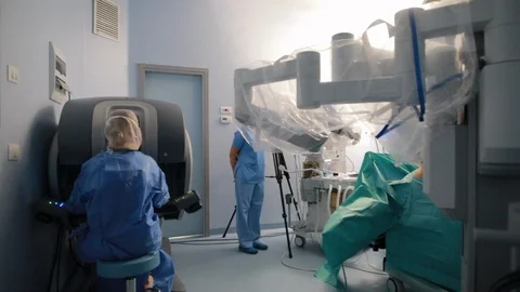 Team of doctors in operationg room using davinci console with robotic surgery 動画素材 102223537