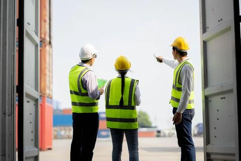 Team engineer dock control logistics worker wear safety helmets and protect s Foto stock