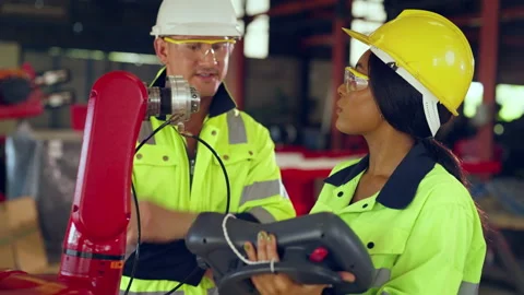 Team engineer examining and develop robot arm together at factory. Vídeos de archivo 228862723