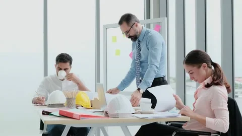 A team of engineers and architects meets at Brainstrom to work and discuss pr 스톡 동영상 153664148