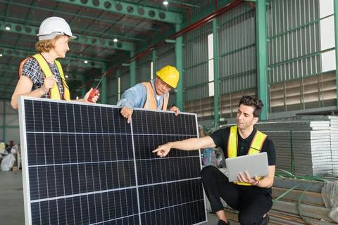 Team of engineers and technicians working together on a solar panel Foto stock