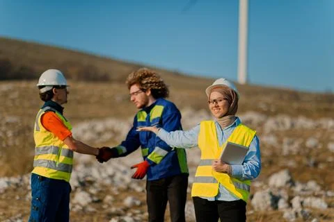 A team of engineers and workers oversees a wind Stock-Fotos