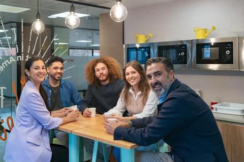 Team enjoys a coffee break together. Foto stock