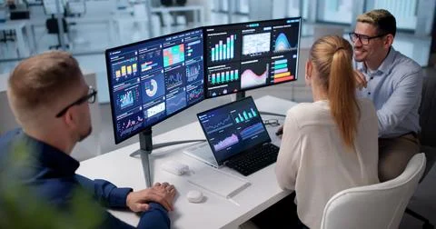 Team Of Financial Analysts Working Together On Business Dashboard Metrics. Foto stock