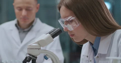 Team of forensic experts is working in crime laboratory, researching evidence Vídeo Stock 143002440