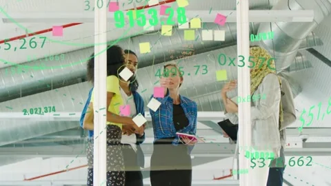Team at glass wall, tablet tapping causing idea tags popping up, sorting sticky 库存影片 333132802
