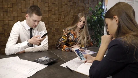 Team is going to search something Video stock 89138198